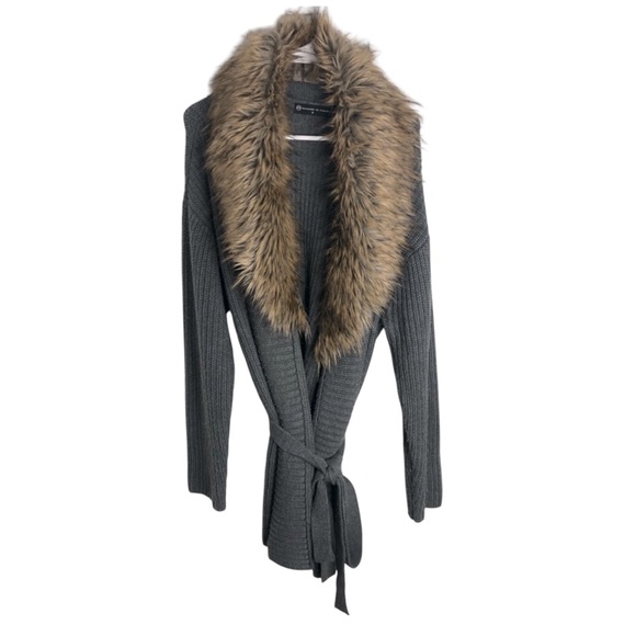 Fashion to Figure Women’s Gray Sweater with Removable Faux Fur Collar Size 2x - Picture 1 of 10